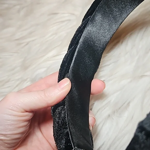 Velour Pearl Headband - Picture 4 of 8